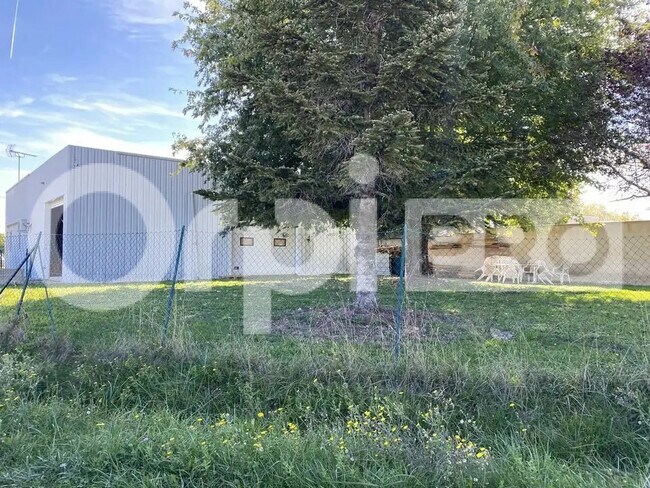 Plus de détails pour Local d'activités à louer