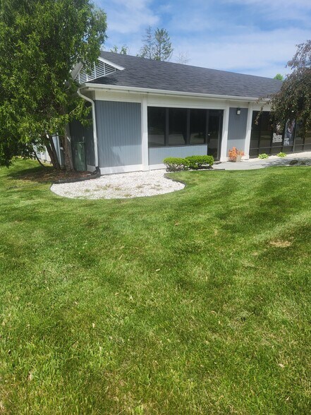 3364 S Center Rd, Burton, MI à louer - Photo de l’immeuble – Image 2 sur 6