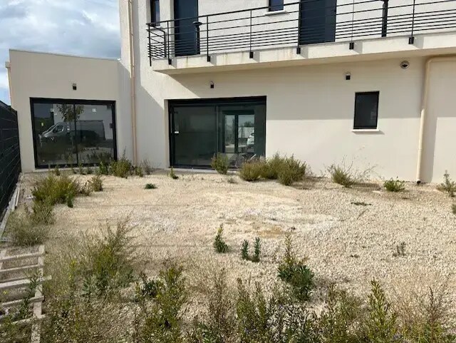 841 Route De Saint-Chamas, LANÇON-PROVENCE à louer - Photo de l’immeuble – Image 3 sur 3