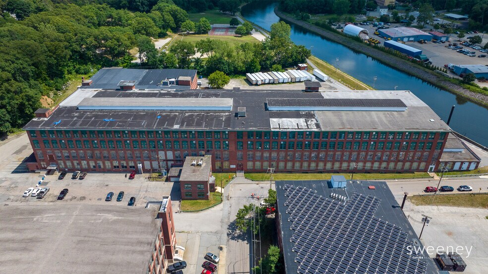 159 Singleton St, Woonsocket, RI à louer - Photo de l’immeuble – Image 3 sur 10