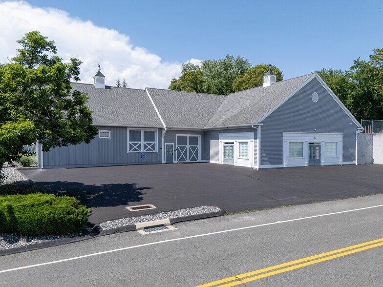 96 Railroad St, New Milford, CT à vendre - Photo de l’immeuble – Image 1 sur 32