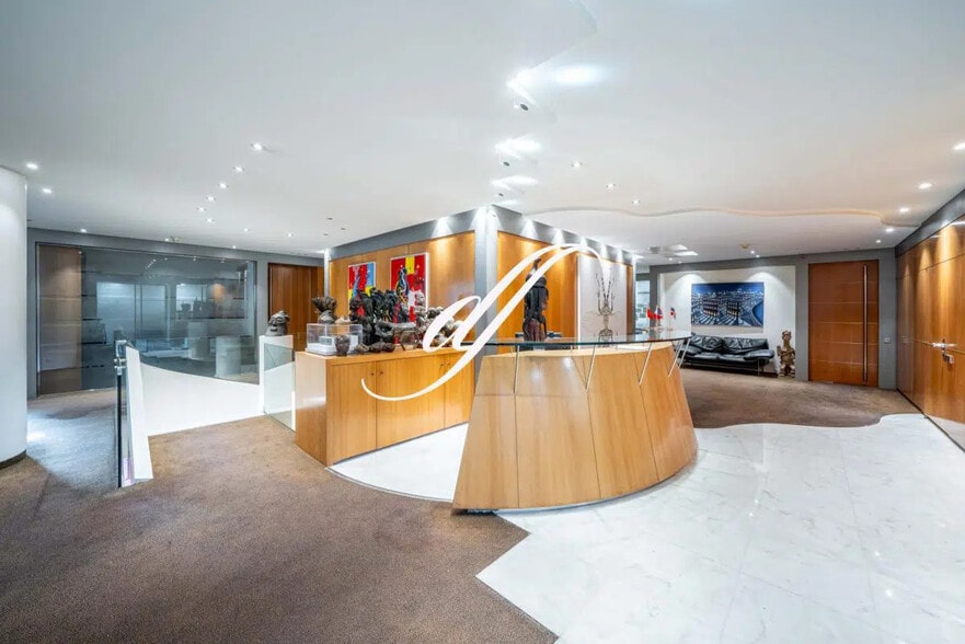 Local d'activités dans Saint-Cloud à vendre - Photo intérieure – Image 1 sur 5