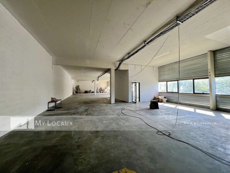 Local d’activités dans Taverny à louer - Photo de l’immeuble – Image 2 sur 7