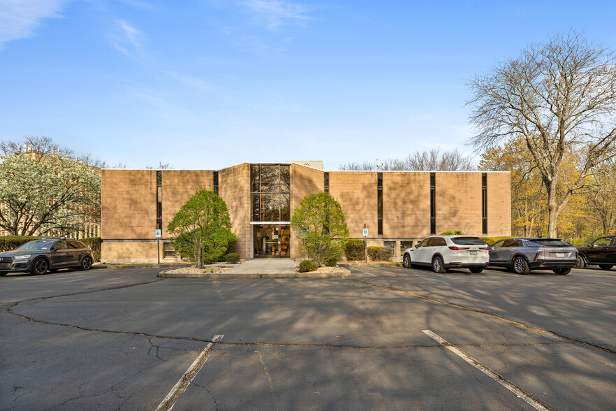 19 Squadron Blvd, New City, NY à louer - Photo de l’immeuble – Image 1 sur 19