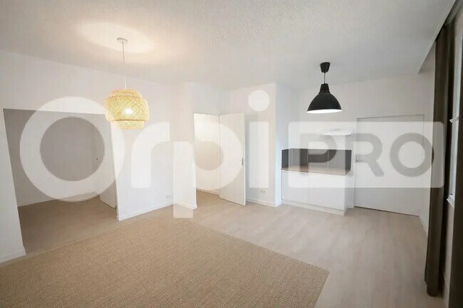 Plus de détails pour Local commercial à louer