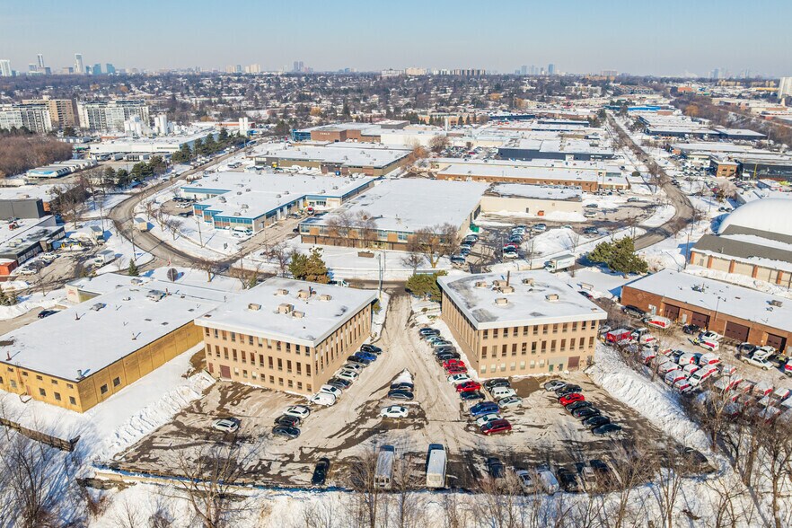 111 Railside Rd, Toronto, ON à vendre - Aérien – Image 2 sur 3