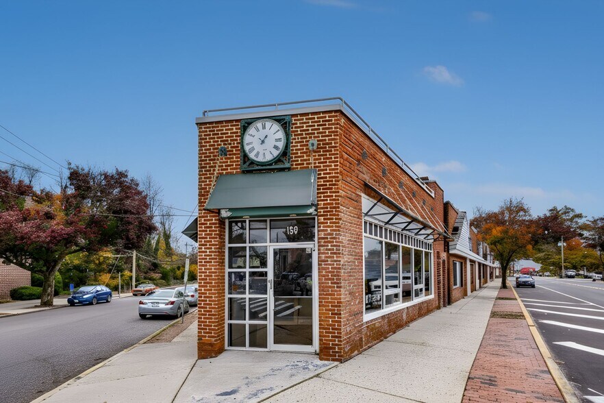 159 Broadway, Amityville, NY à vendre - Photo principale – Image 1 sur 55