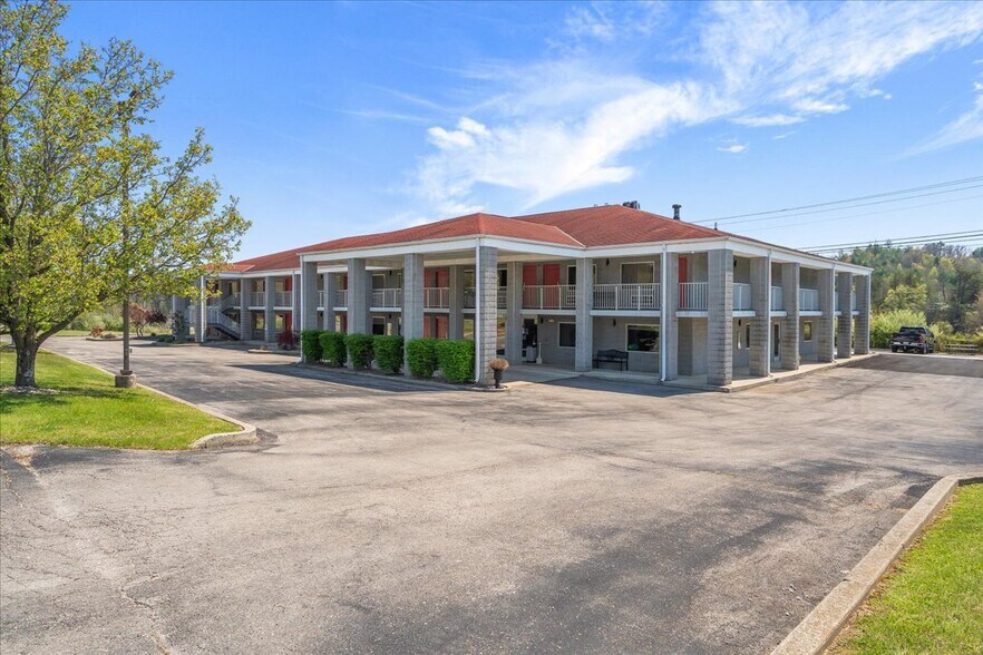 182 Quillens Chapel Rd, Campton, KY à vendre - Photo principale – Image 1 sur 81