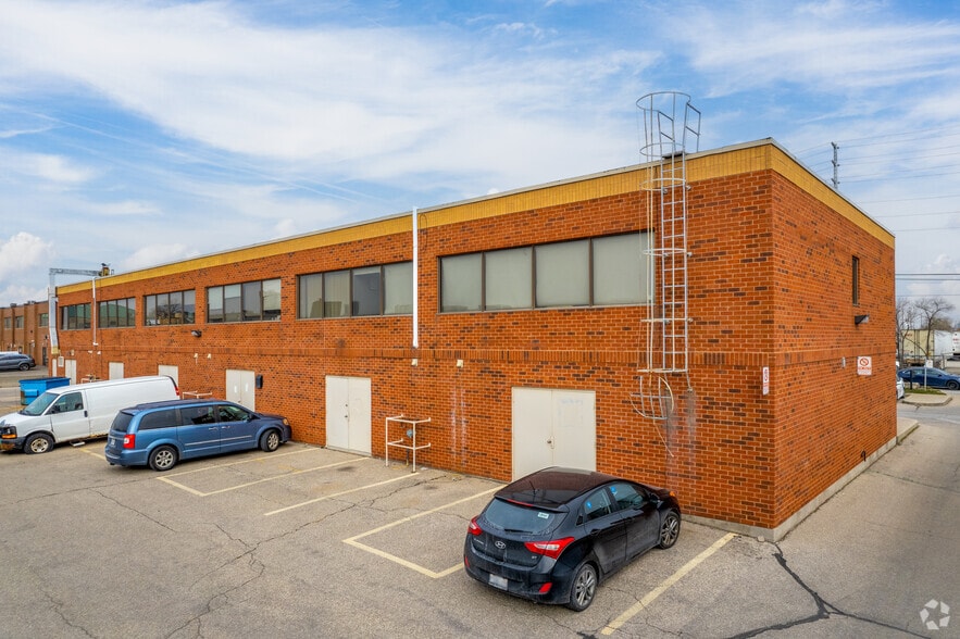 2386 Haines Rd, Mississauga, ON à louer - Photo de l’immeuble – Image 2 sur 4
