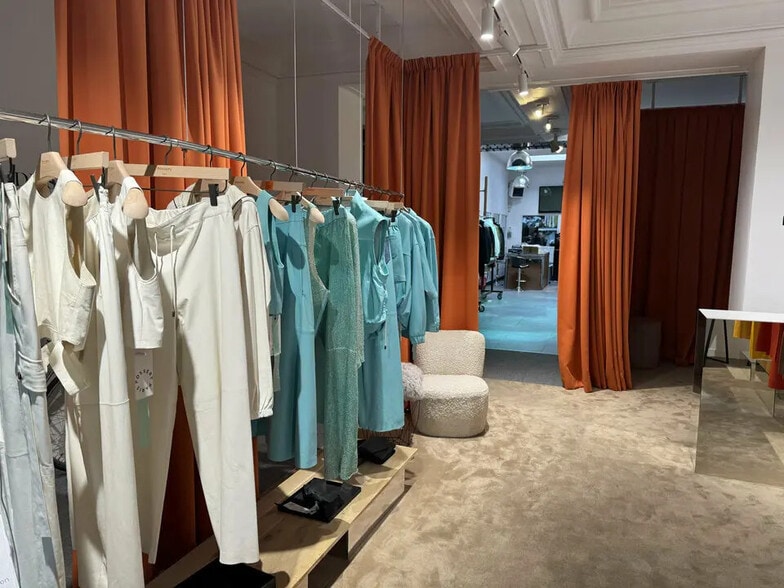 Local commercial dans Paris à louer - Photo de l’immeuble – Image 1 sur 3