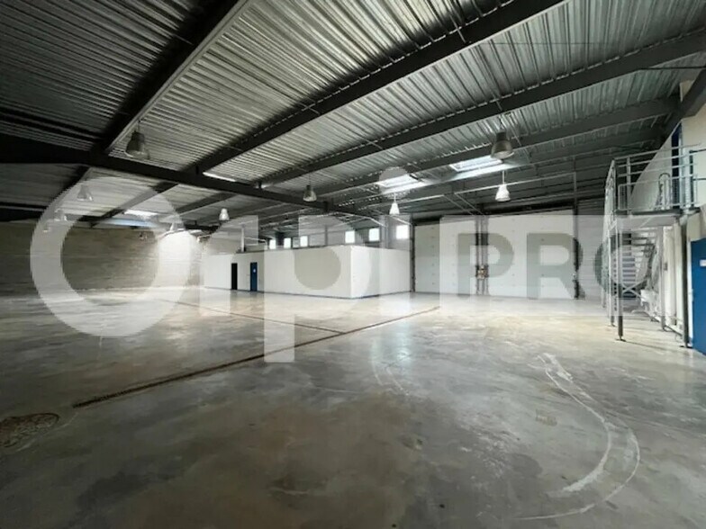 Local d’activités dans Vert-Saint-Denis à louer - Photo de l’immeuble – Image 2 sur 19