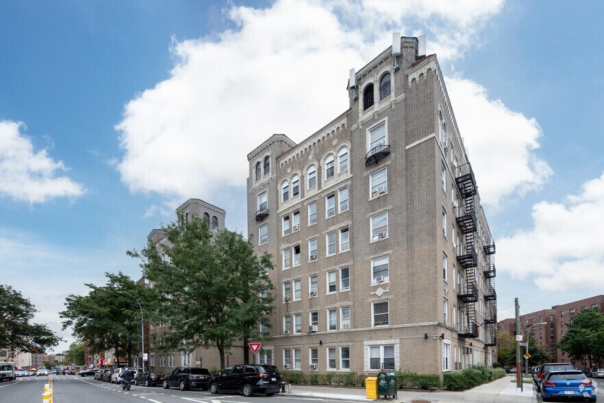 80-20 Broadway, Flushing, NY à louer - Photo de l’immeuble – Image 2 sur 7