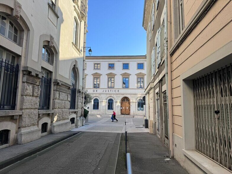 Local commercial dans Valence à louer - Photo de l’immeuble – Image 1 sur 3