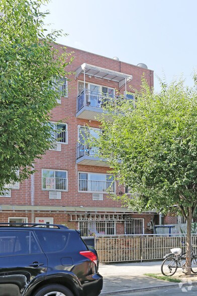 10436 38th Ave, Corona, NY à vendre - Photo de l’immeuble – Image 2 sur 2