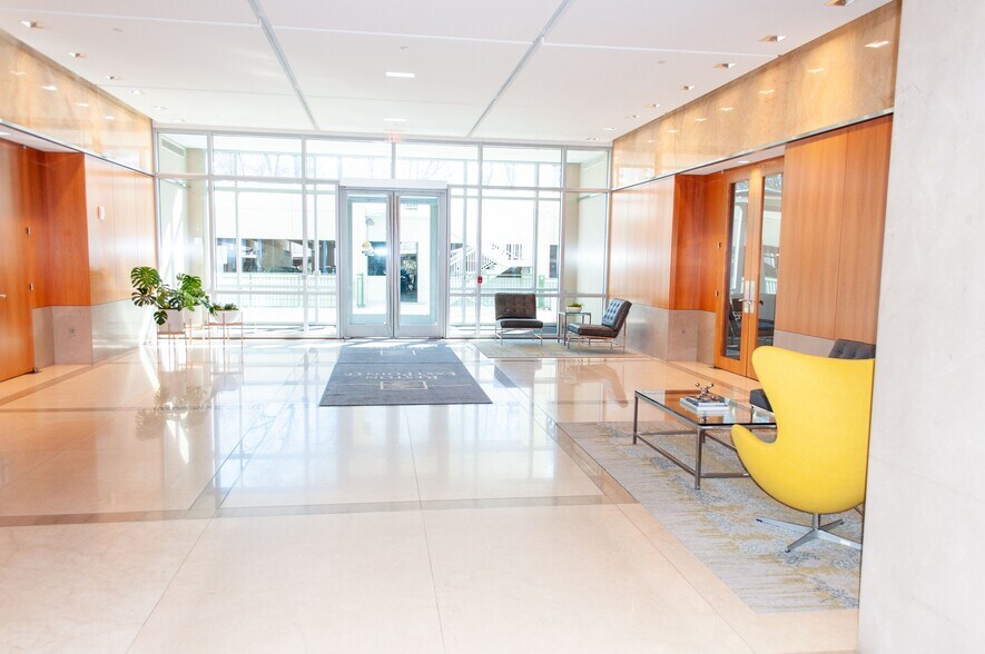 11091 Sunset Hills Rd, Reston, VA à louer - Hall d’entrée – Image 2 sur 11