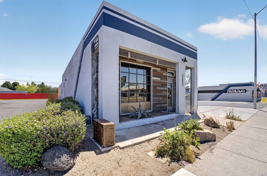 2233 E Indian School Rd, Phoenix, AZ à vendre - Photo de l’immeuble – Image 2 sur 8