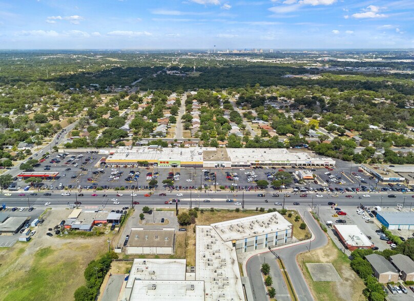 907-1015 S WW White Rd, San Antonio, TX à louer - Photo de l’immeuble – Image 3 sur 9