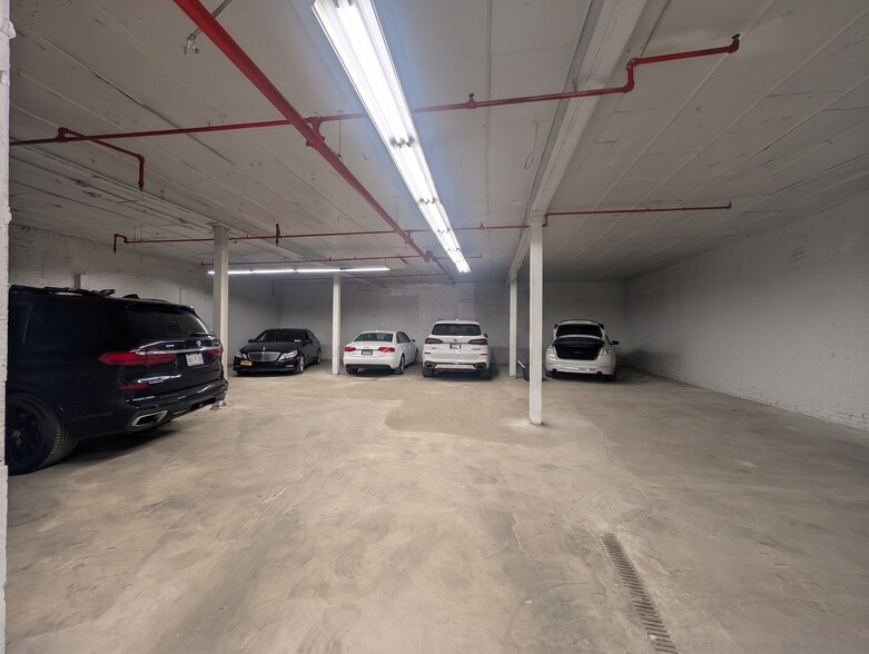 8681 18th Ave, Brooklyn, NY à louer - Photo de l’immeuble – Image 3 sur 5