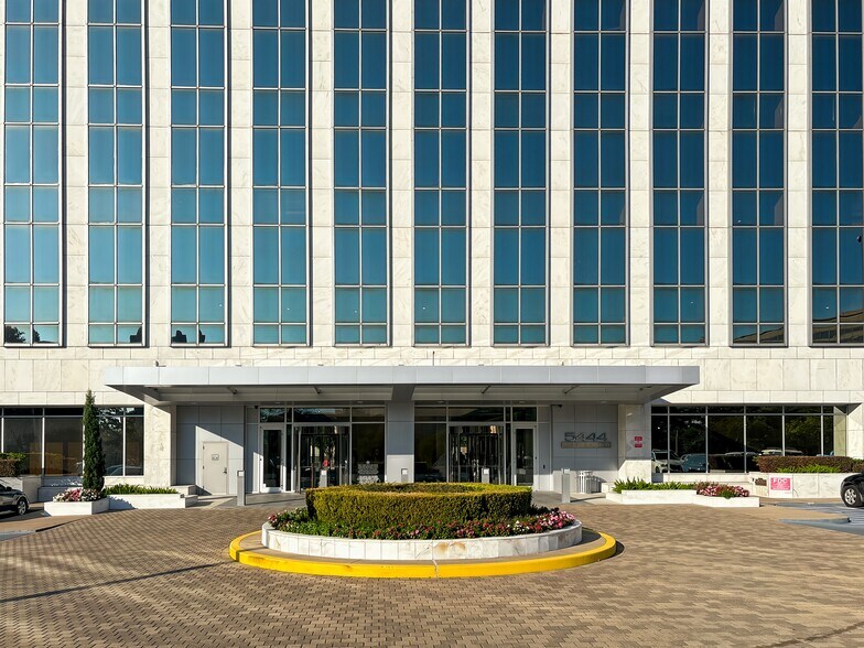 5444 Westheimer Rd, Houston, TX à louer - Photo de l’immeuble – Image 3 sur 13