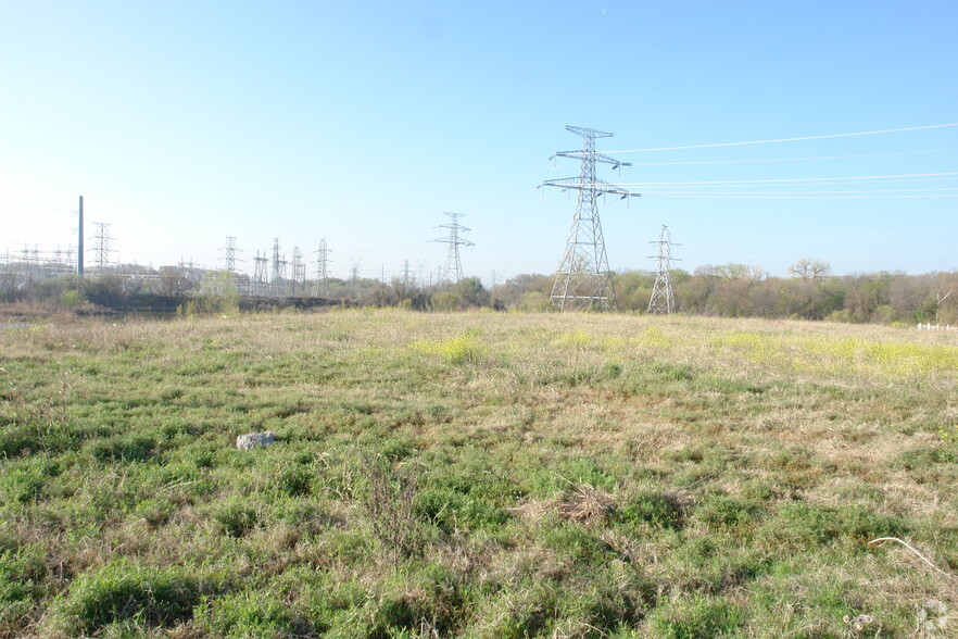 2741 N I-35e, Carrollton, TX à louer - Photo de l’immeuble – Image 3 sur 3