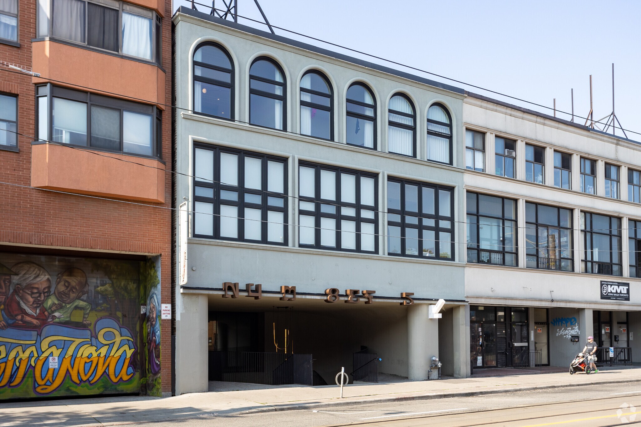 1305 Dundas St W, Toronto, ON à louer Photo de l’immeuble– Image 1 sur 10