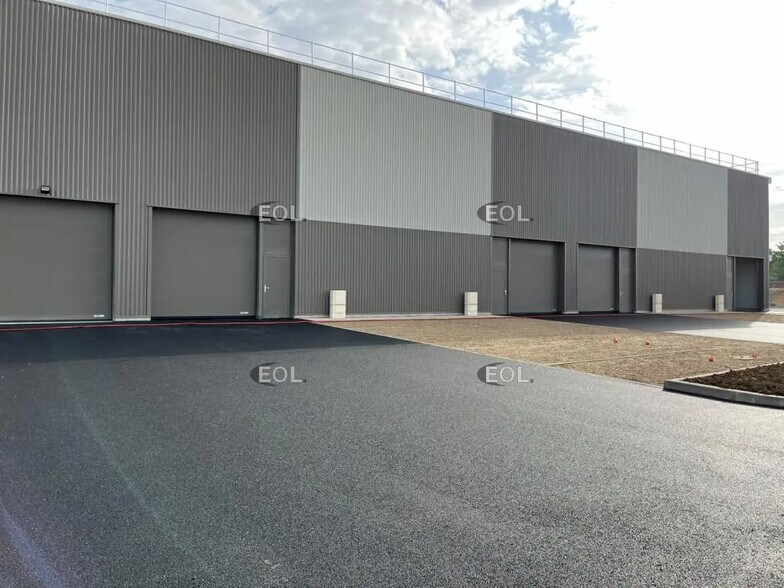 Local d'activités dans Marines à vendre - Photo de l’immeuble – Image 3 sur 7