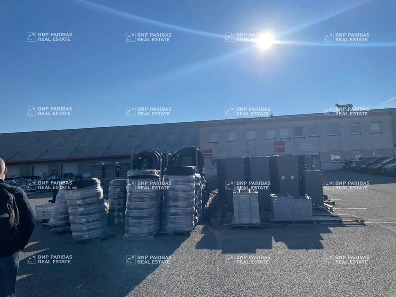 14 Avenue Maréchal Juin, Saint-Laurent-de-Mure à louer - Photo de l’immeuble – Image 3 sur 8