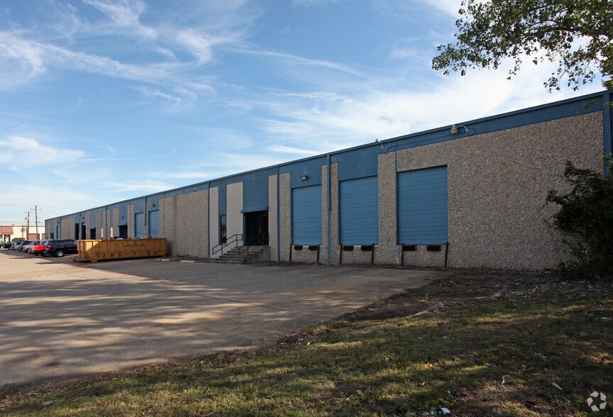 2626 Manana Dr, Dallas, TX à louer - Photo de l’immeuble – Image 2 sur 11