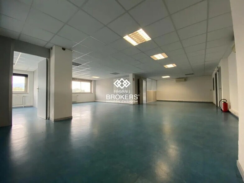Local d’activités dans Saint-Martin-le-Vinoux à louer - Photo de l’immeuble – Image 2 sur 18