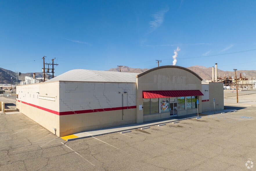 13247 Jones St, Trona, CA à vendre - Photo principale – Image 1 sur 43