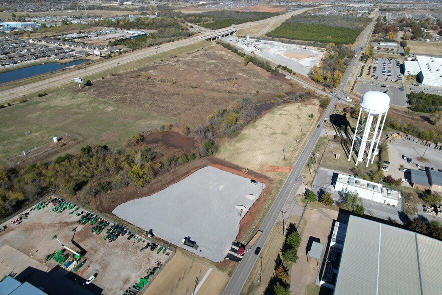 801 N Sara Rd, Yukon, OK à vendre - Photo de l’immeuble – Image 2 sur 5