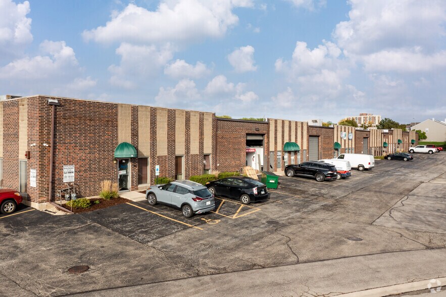 50-88 Eisenhower Ln N, Lombard, IL à louer - Photo de l’immeuble – Image 2 sur 11