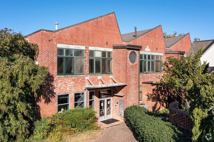 701 Kenmore Ave, Fredericksburg, VA à vendre - Photo principale – Image 1 sur 12