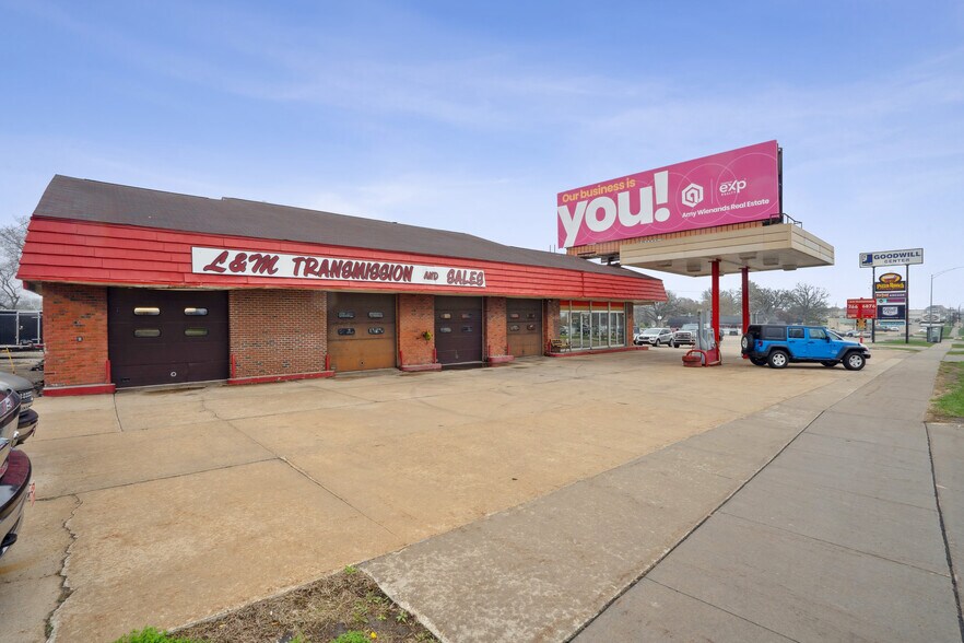 4326 University Ave, Cedar Falls, IA à vendre - Photo de l’immeuble – Image 2 sur 11