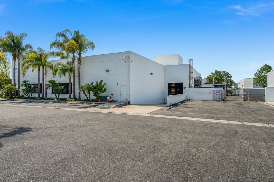 14291 Commerce Dr, Garden Grove, CA à louer - Photo de l’immeuble – Image 2 sur 43