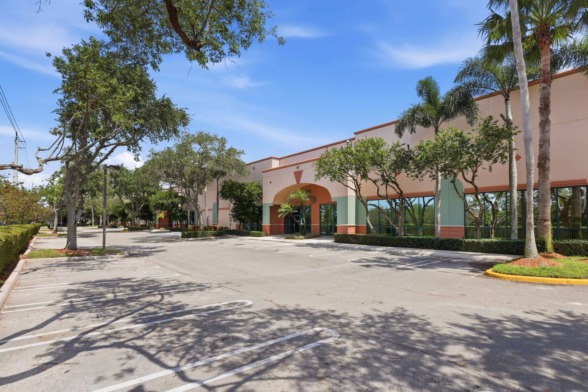2704-2784 Executive Way, Miramar, FL à louer Photo de l’immeuble– Image 1 sur 7