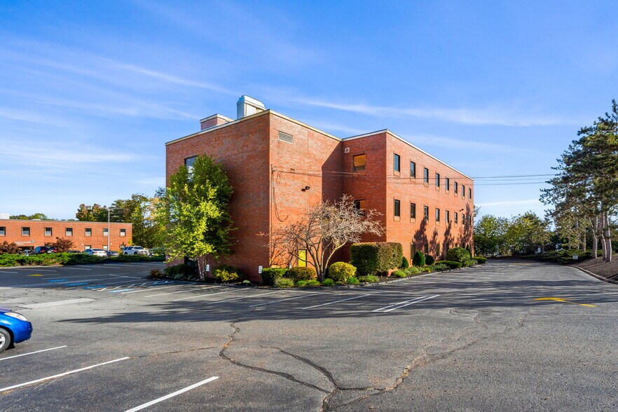 152 Sylvan St, Danvers, MA à louer - Photo de l’immeuble – Image 3 sur 4