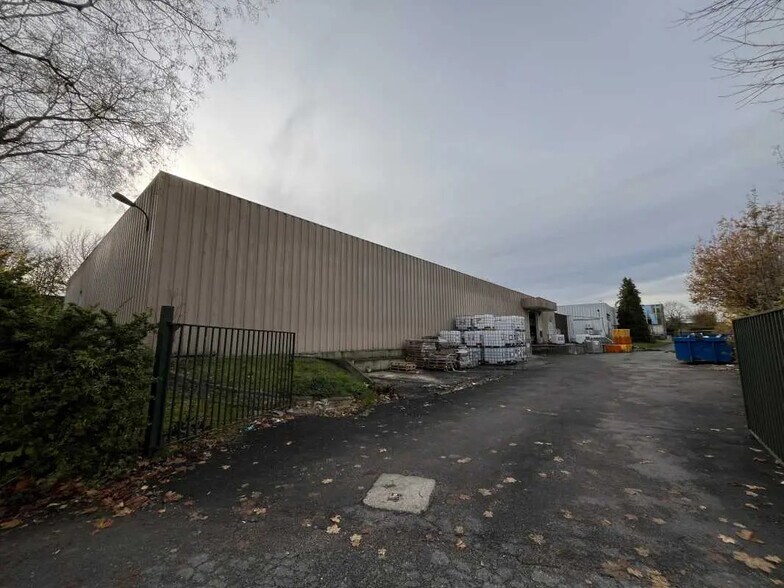 Local d'activités dans Montigny-le-Bretonneux à vendre - Photo de l’immeuble – Image 2 sur 10