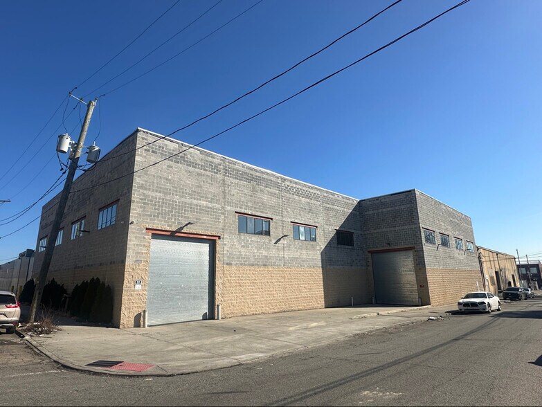 295 Governor St, Paterson, NJ à louer - Photo de l’immeuble – Image 1 sur 5
