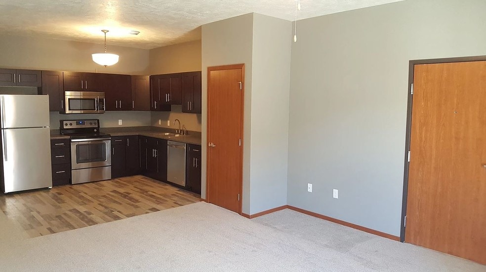 804-810 Ruud Ln, Hartford, SD à vendre - Photo intérieure – Image 2 sur 9