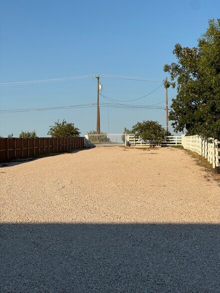 1100 County Road 108, Hutto, TX à louer - Photo de l’immeuble – Image 3 sur 18