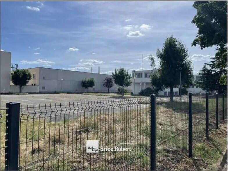 Bureau dans Chassieu à louer - Photo de l’immeuble – Image 3 sur 4