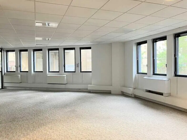 Bureau dans Clichy à louer - Photo de l’immeuble – Image 2 sur 8