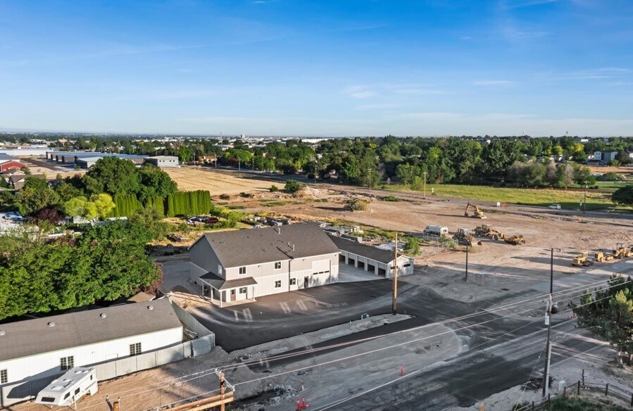 225 N Happy Valley Rd, Nampa, ID à louer - Photo de l’immeuble – Image 2 sur 32