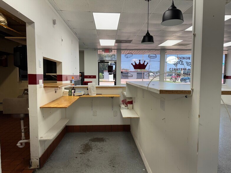 2111 Nederland Ave, Nederland, TX à louer - Photo de l’immeuble – Image 2 sur 7