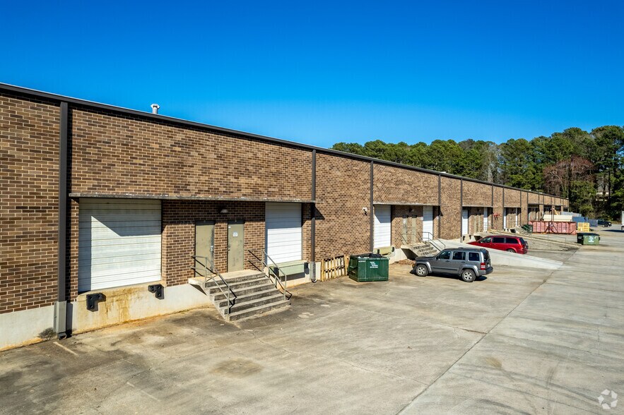 2177 Flintstone Dr, Tucker, GA à louer - Photo de l’immeuble – Image 2 sur 4