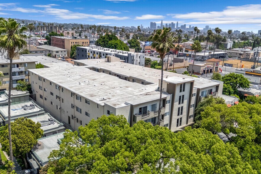 1536 N Serrano Ave, Los Angeles, CA à vendre - Photo de l’immeuble – Image 3 sur 10