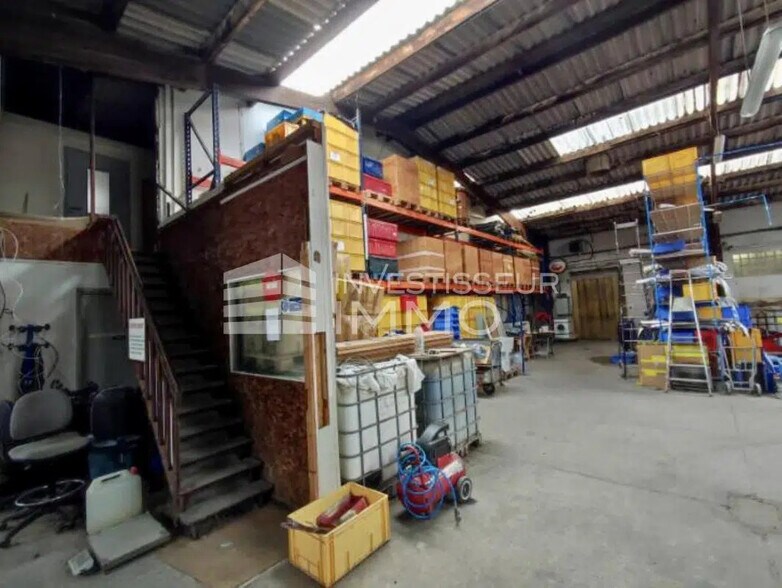 Local d’activités dans Vaux-le-Pénil à louer - Photo de l’immeuble – Image 1 sur 3