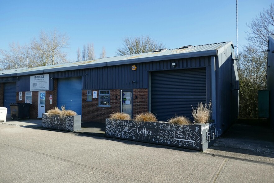Unit 12 Chelmsford Road Industrial Estate, Dunmow à vendre - Photo de l’immeuble – Image 1 sur 3
