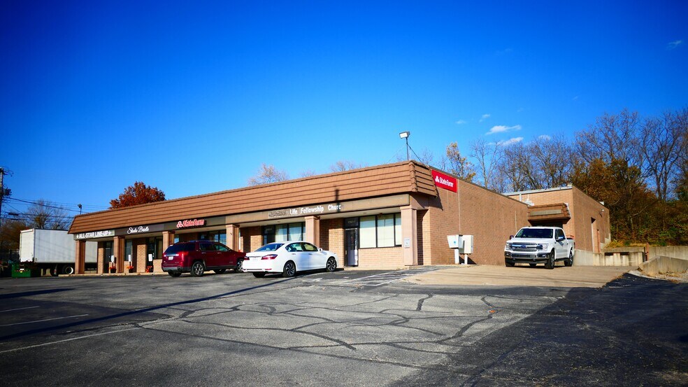 10901 Hickman Mills Dr, Kansas City, MO à louer - Photo de l’immeuble – Image 1 sur 10
